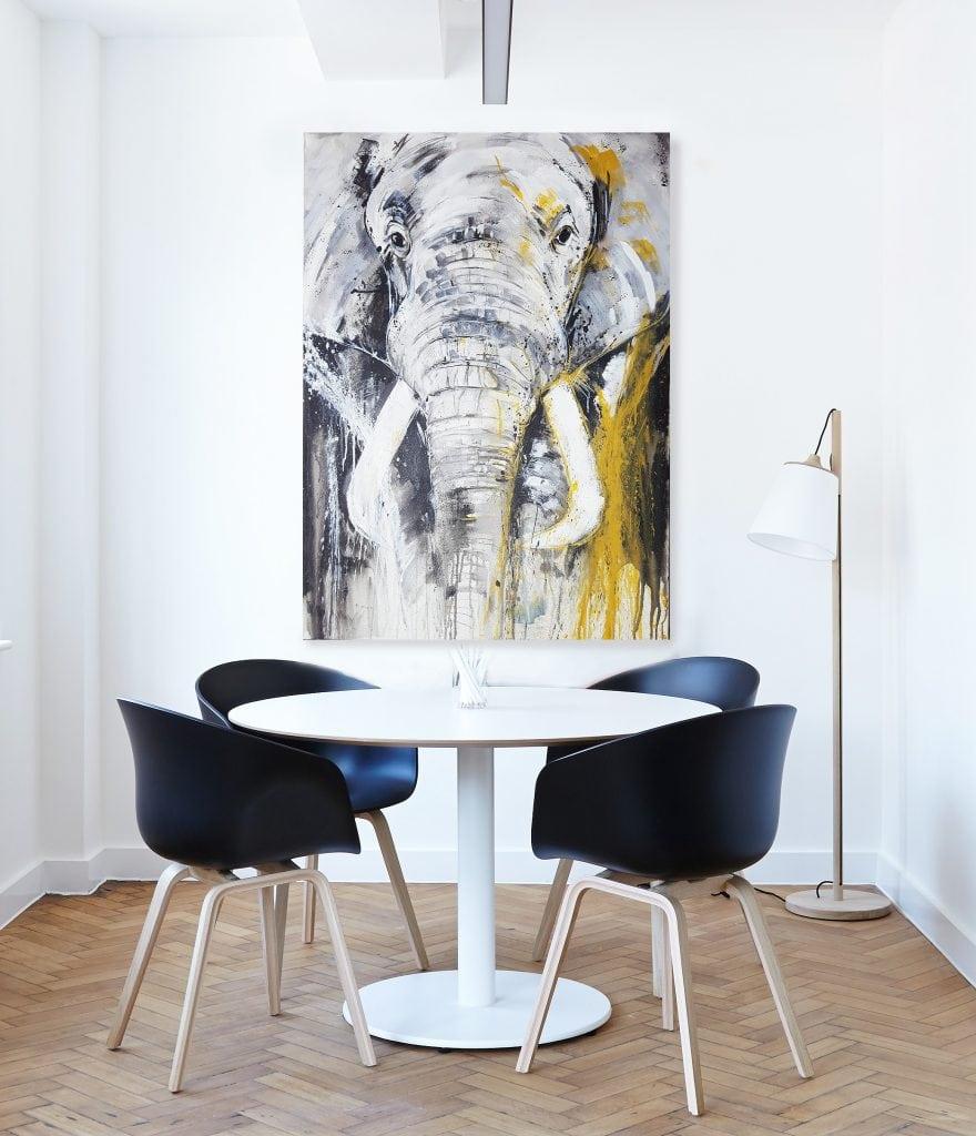 Elafant Leinwandbild im Konfererenzraum, Kunst von Stefanie Rogge