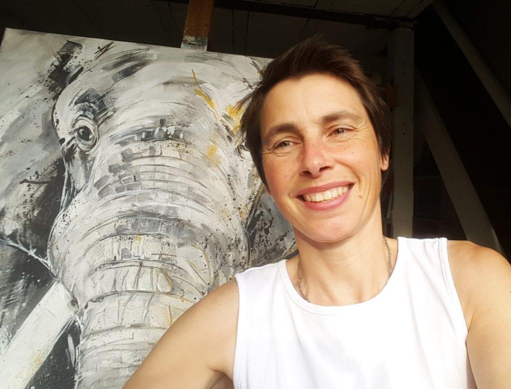 Stefanie Rogge mit Gemälde „Elefant”