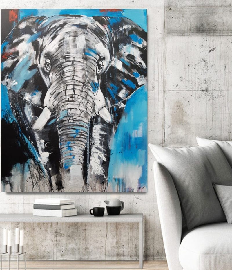 Gemälde eines Elefantenkopfes auf 80 x 100 cm Leinwand von Stefanie Rogge in Raumansicht