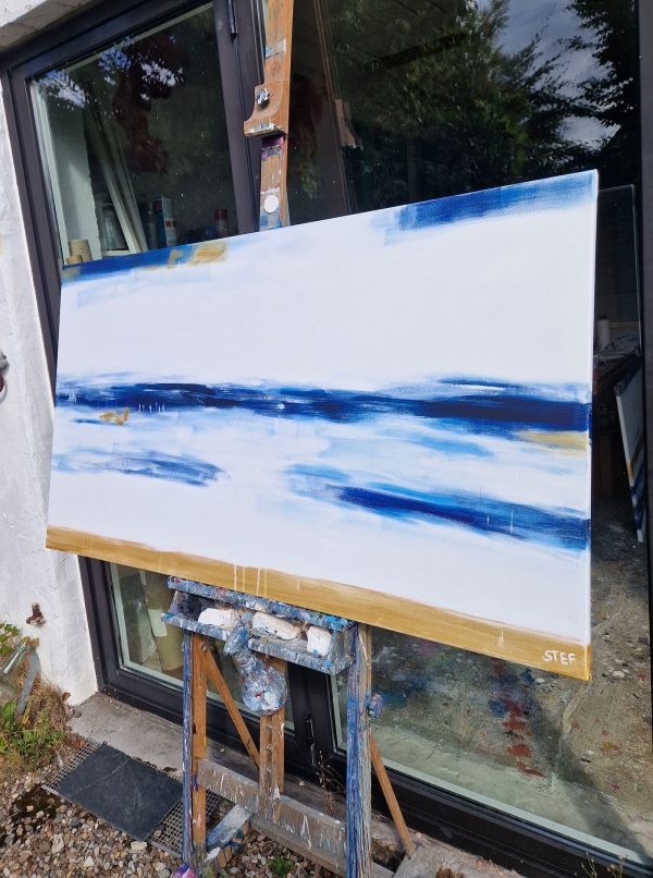 Großes Leinwandbild abstrakt – modernes Gemälde Meer in Blau und Weiß auf Staffelei