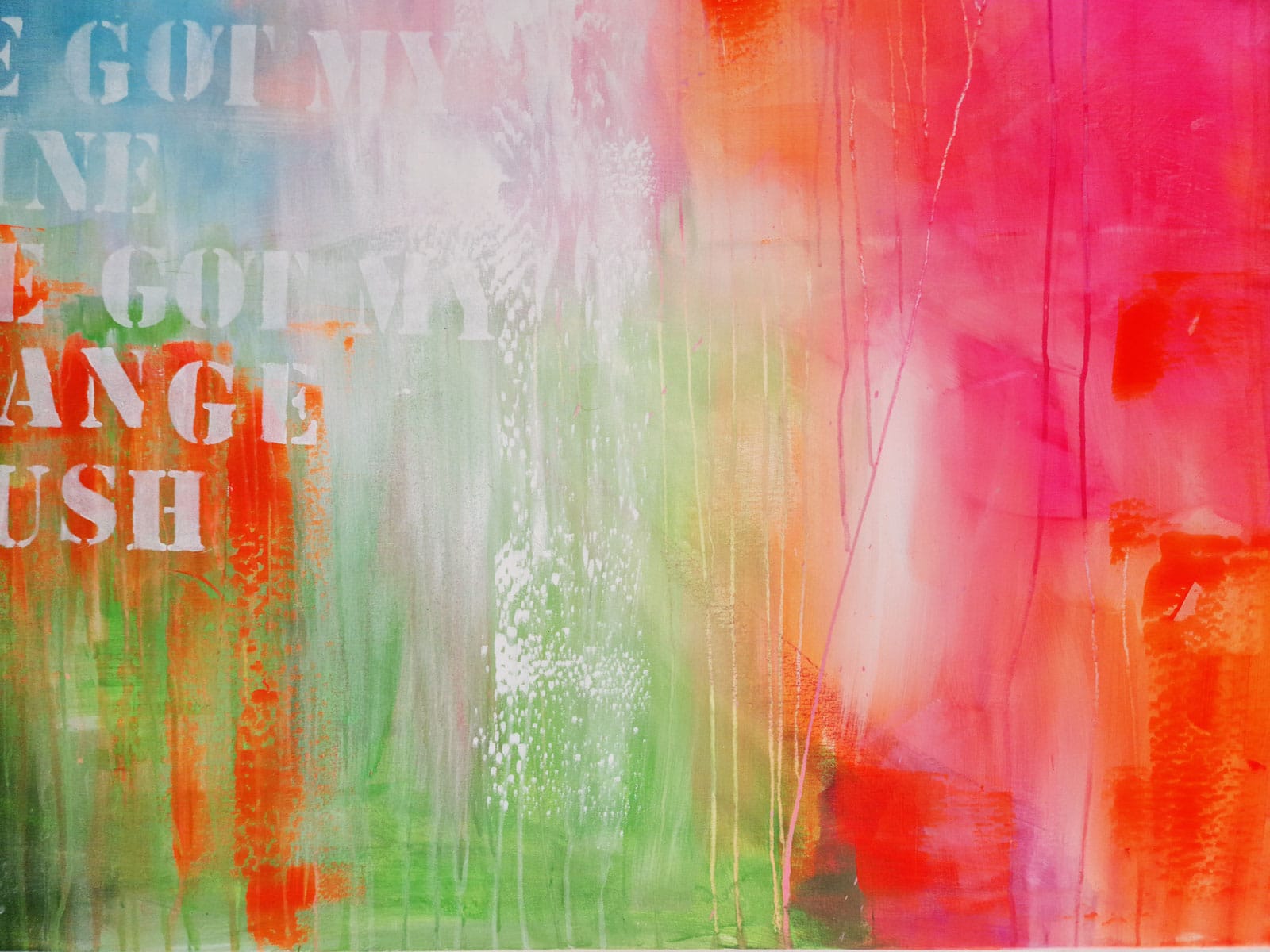 Detail Abstraktes Kunstwerk mit intensiven Farben und Text „Follow me / Don’t follow me“ als typografisches Element