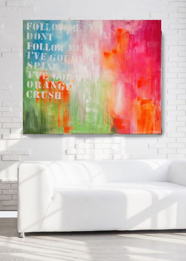 Leuchtend abstrakte Malerei in Pink und Orange mit überlagerter Typografie und Songtext-Fragmenten