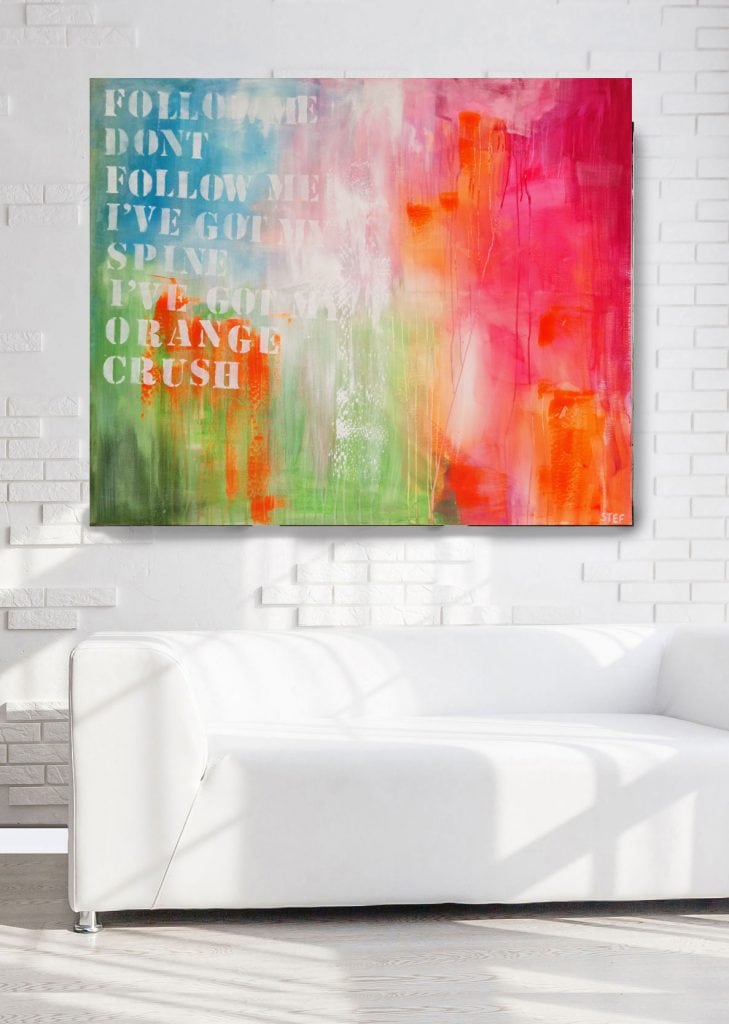 Leuchtend abstrakte Malerei in Pink und Orange mit überlagerter Typografie und Songtext-Fragmenten