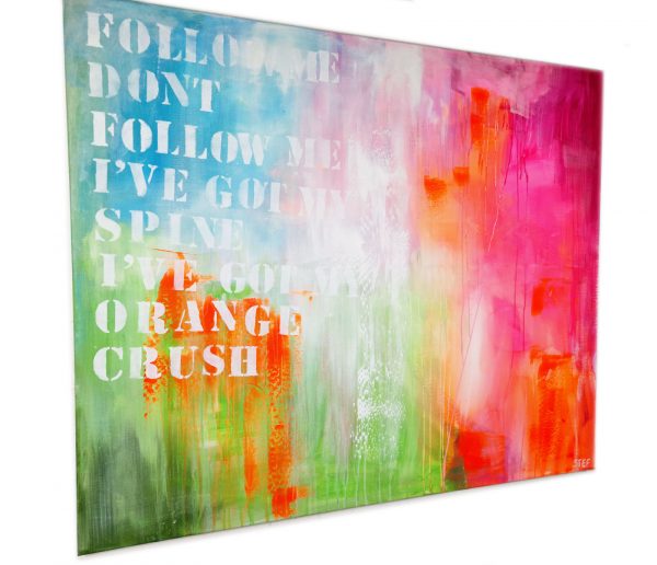 Leuchtend abstrakte Malerei in Pink und Orange mit überlagerter Typografie und Songtext-Fragmenten